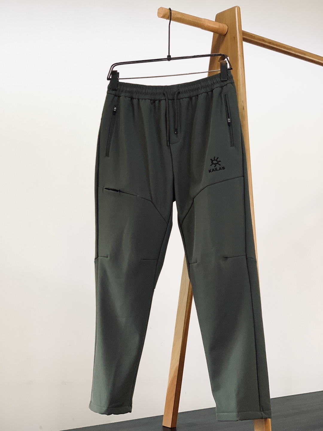 Kailas 凯乐石 2025FW秋冬新品加绒抽绳休闲裤，外层抗风耐磨，内层摇粒绒锁温，松紧腰头+抽绳设