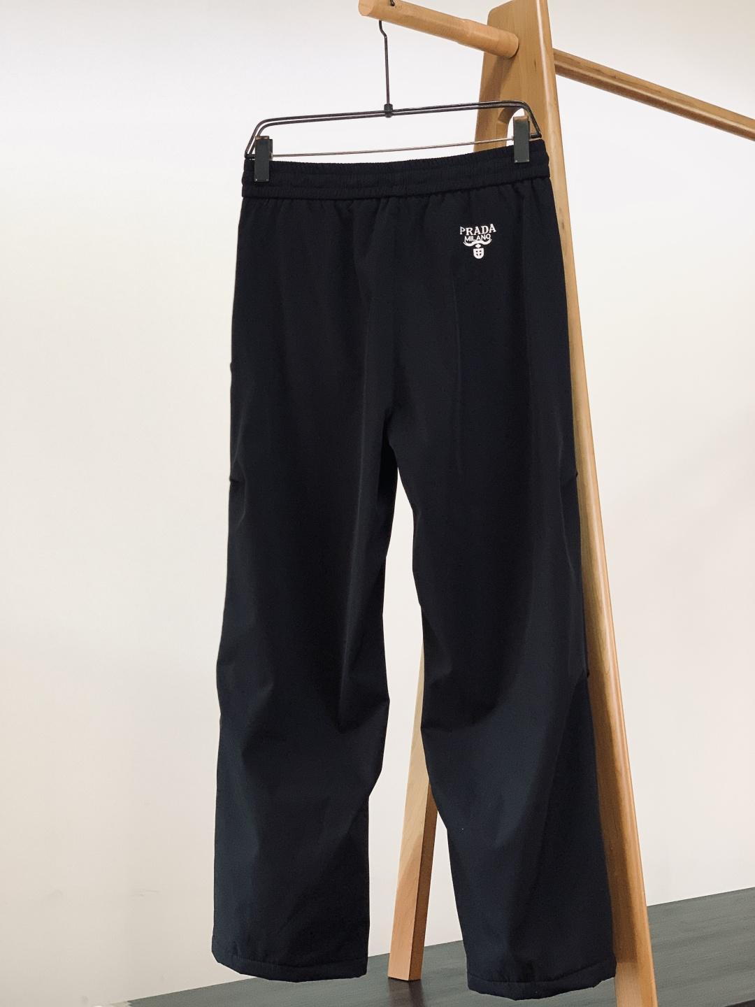Prada 普拉达 2025FW秋冬新品加绒工装休闲裤，经典卡其/黑色双配色，外层顺滑挺括，内层摇粒绒锁