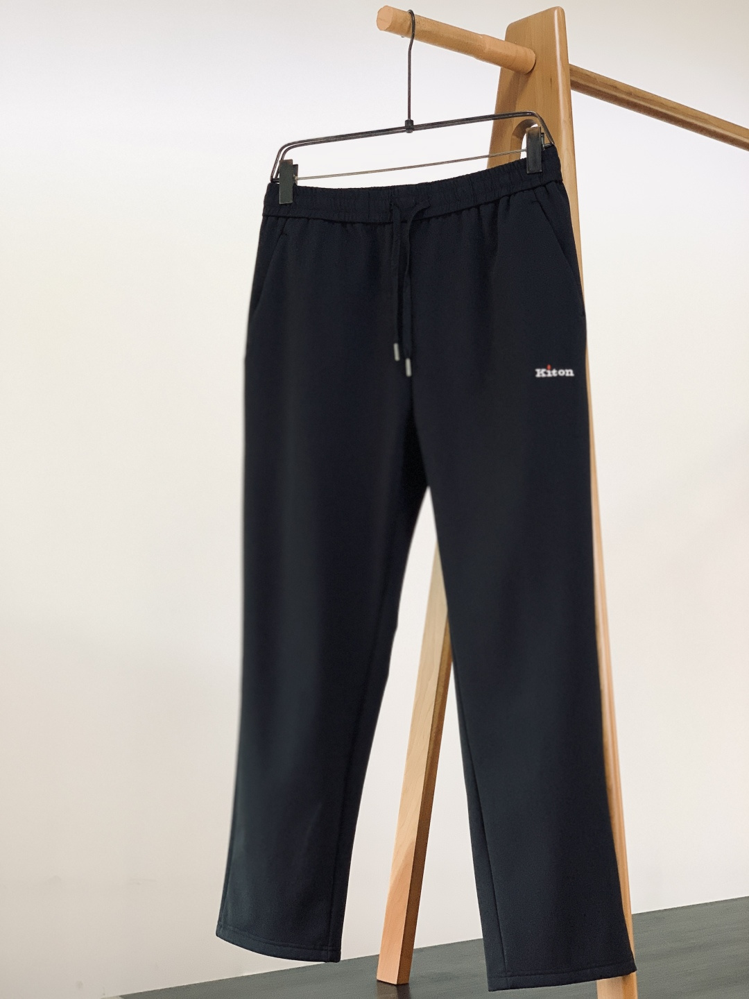 Kiton 奇顿 2025FW秋冬新品加绒休闲裤把意式高端质感拉满！细腻面料搭配软糯加绒内里，保暖又亲肤