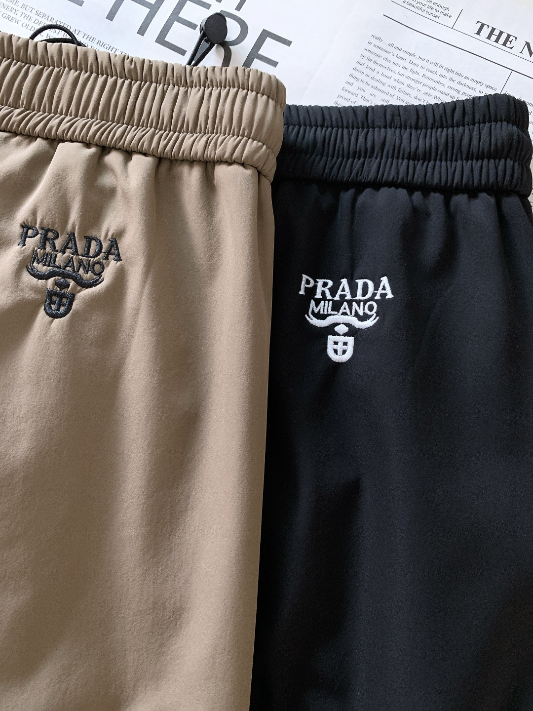 Prada 普拉达 2025FW秋冬新品加绒工装休闲裤，经典卡其/黑色双配色，外层顺滑挺括，内层摇粒绒锁