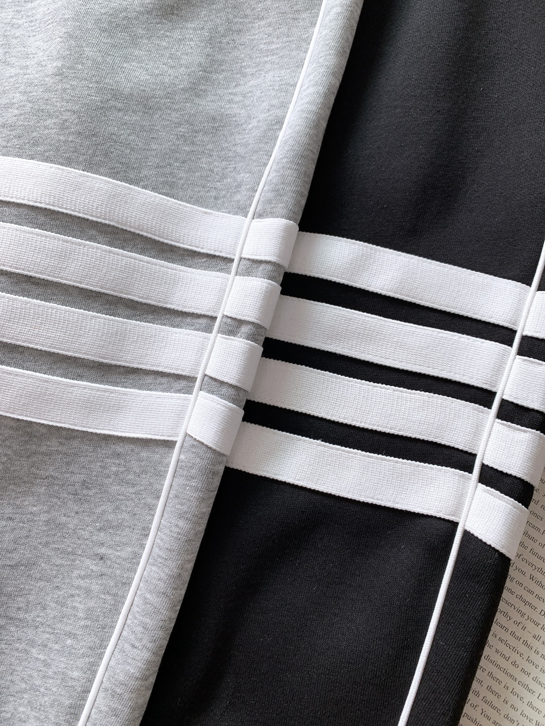 Thom Browne 汤姆·布朗 2025FW秋冬新品 经典四杠学院风休闲裤，经典四条纹元素撞色黑白灰