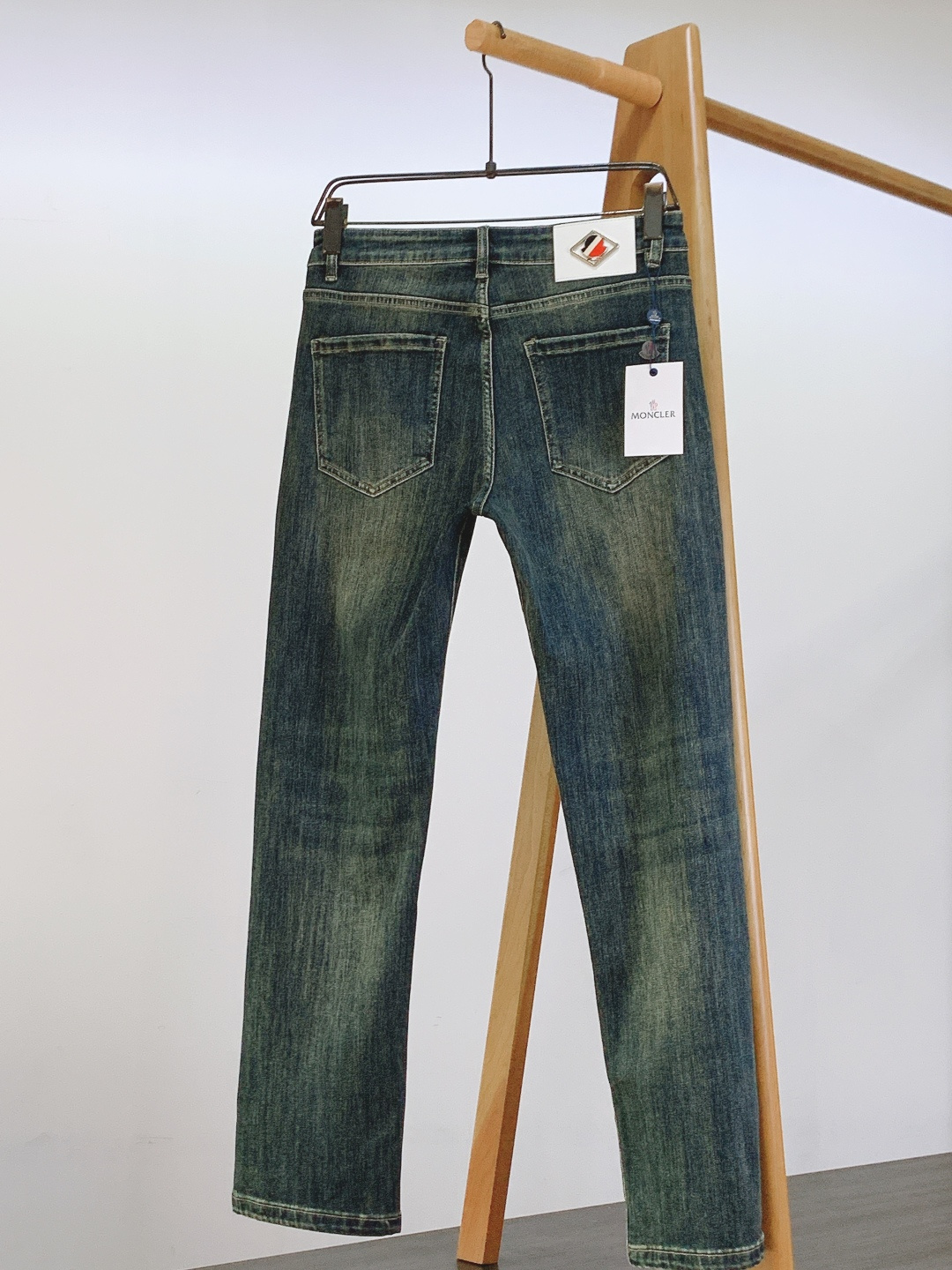 Moncler 蒙口 2025FW秋冬新品 高级时装感 进口牛仔面料 , 洗水牛仔裤。面料很特殊，超细精