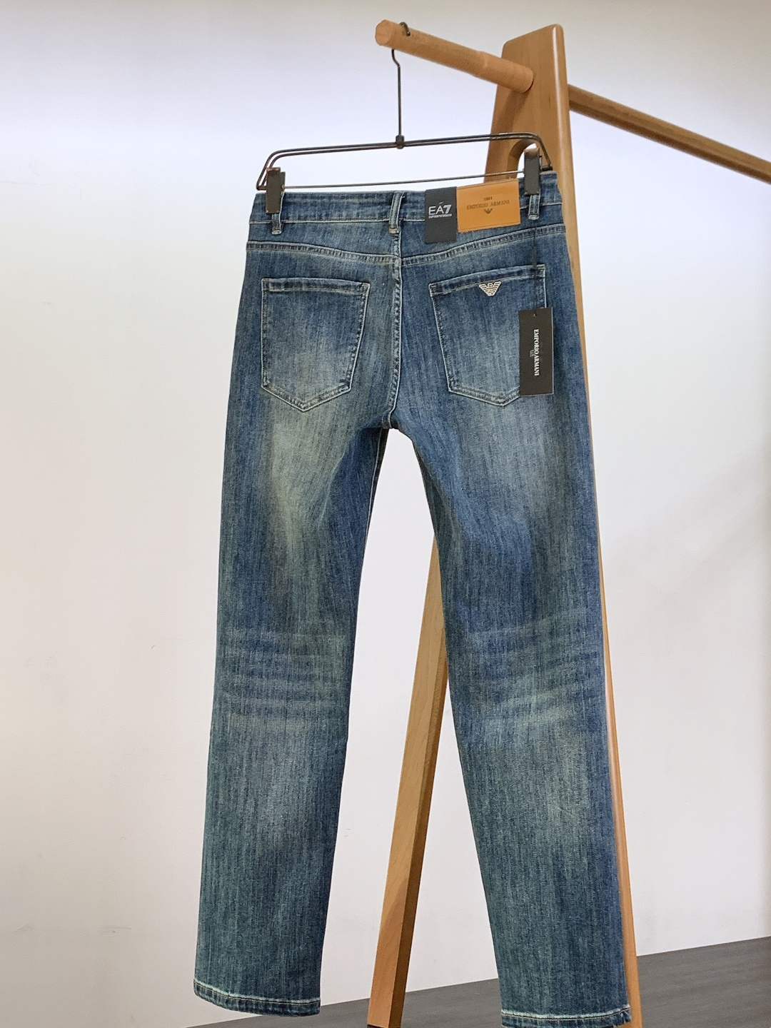 EmPorio Armani 阿玛尼 2025FW秋冬新品 高级时装感 进口牛仔面料 , 洗水牛仔裤。面