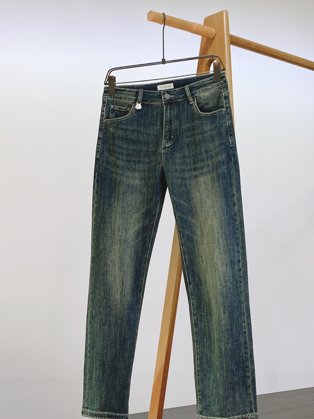 Moncler 蒙口 2025FW秋冬新品 高级时装感 进口牛仔面料 , 洗水牛仔裤。面料很特殊，超细精