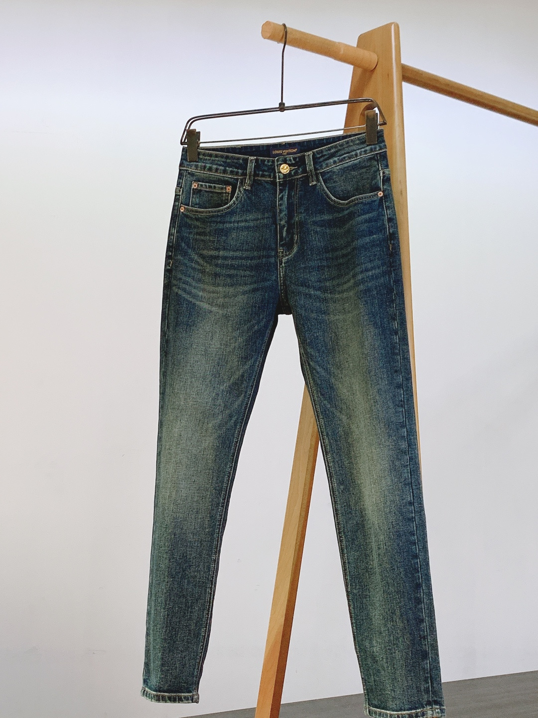LouisVuitton 路易威登 2025FW秋冬新品 高级时装感 进口牛仔面料 , 洗水牛仔裤。面料