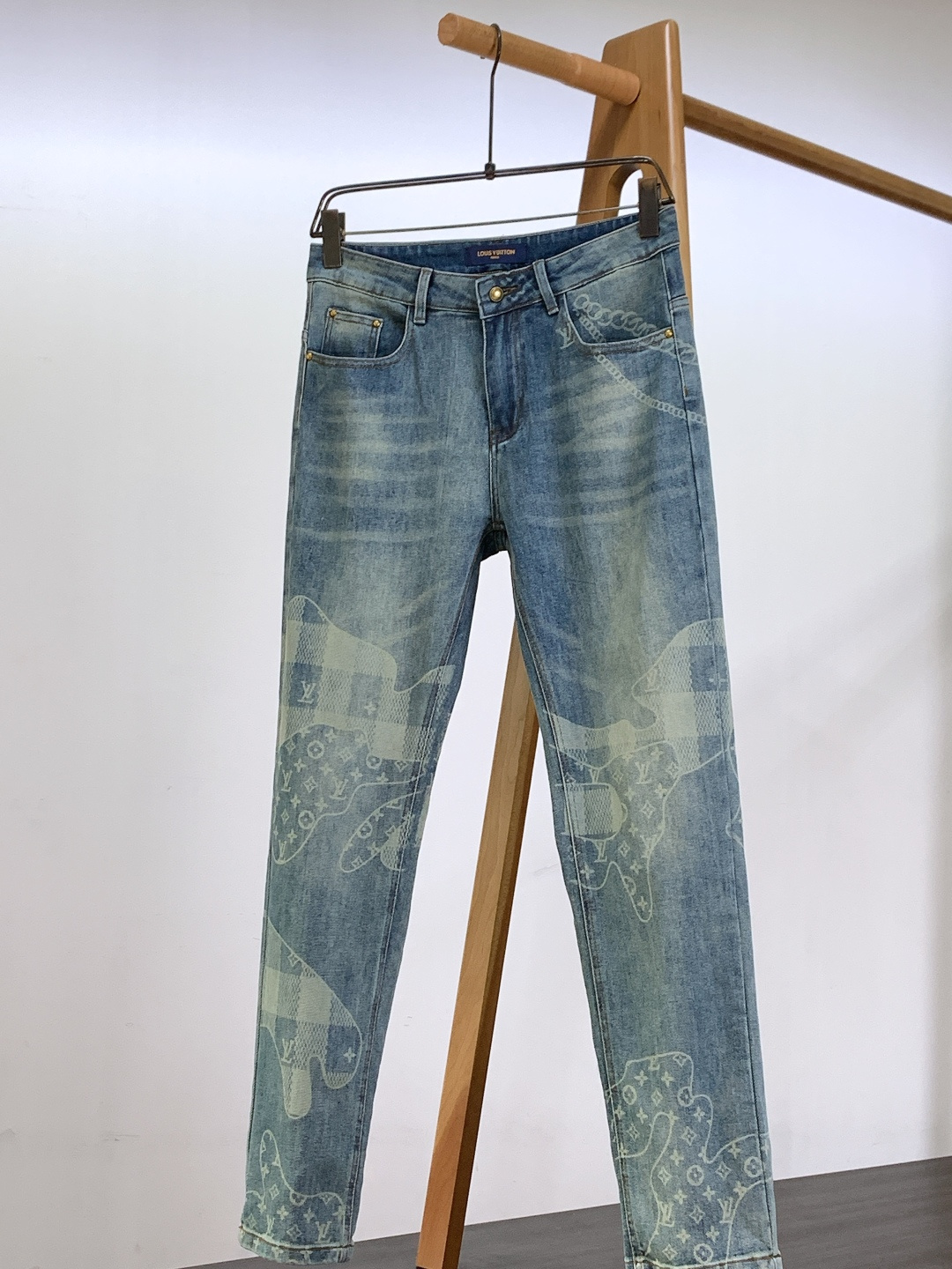 LouisVuitton 路易威登 2025FW秋冬新品 印花单宁牛仔裤。甄选优质高密丹宁布，经多道水洗