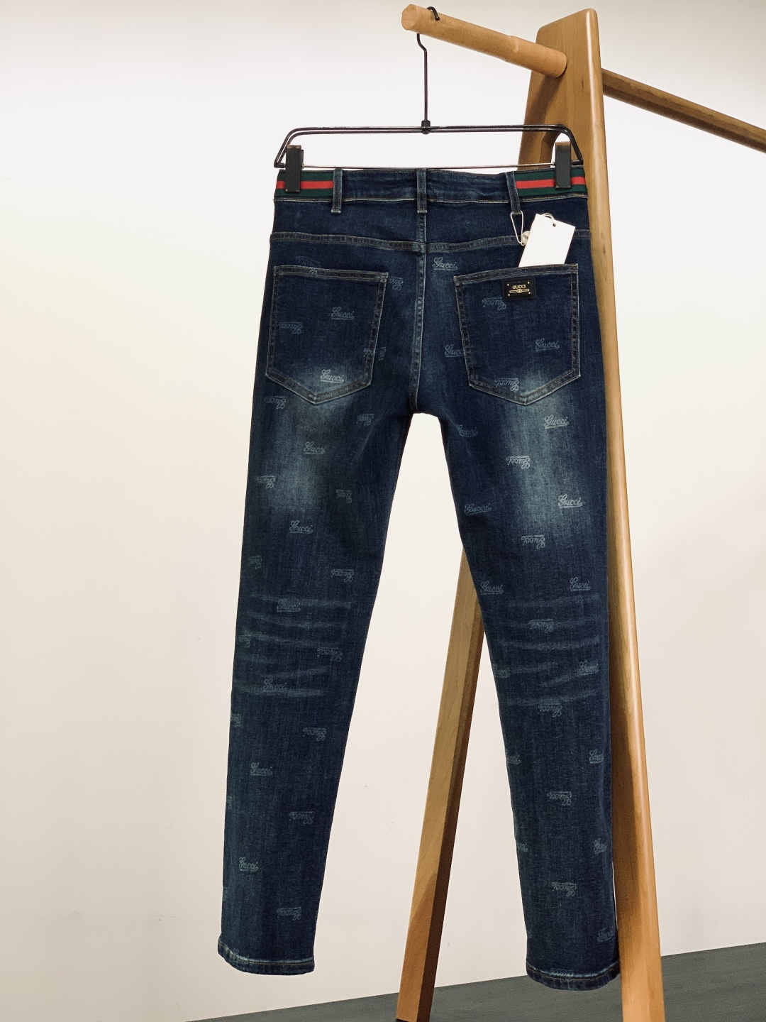 Gucci 古驰 2025FW秋冬新品 织带单宁牛仔裤。选用高密重磅丹宁面料，经复古石洗工艺处理，形成自