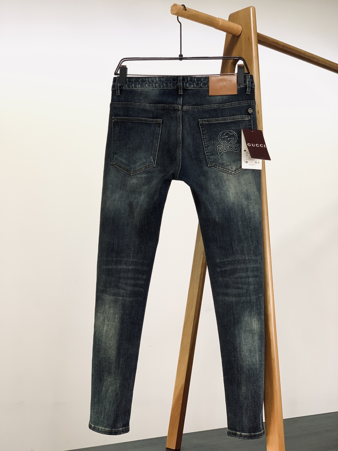 Gucci 古驰 2025FW秋冬新品 经典单宁牛仔裤。采用高密丹宁面料，经复古水洗工艺打造出做旧渐变纹