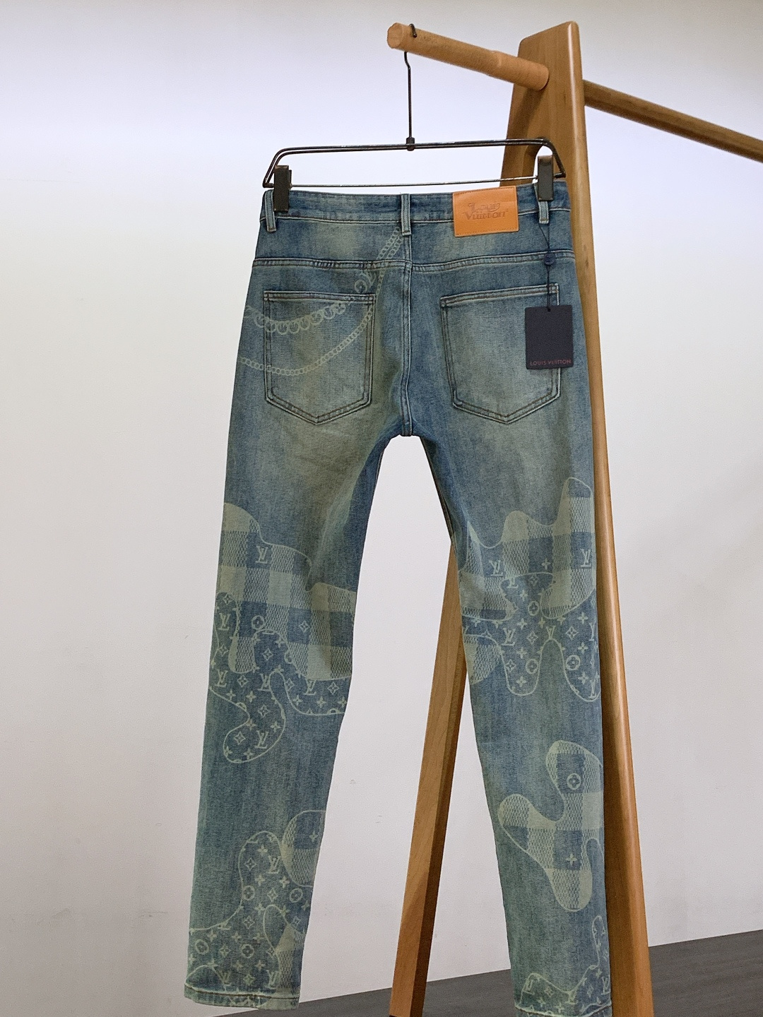 LouisVuitton 路易威登 2025FW秋冬新品 印花单宁牛仔裤。甄选优质高密丹宁布，经多道水洗