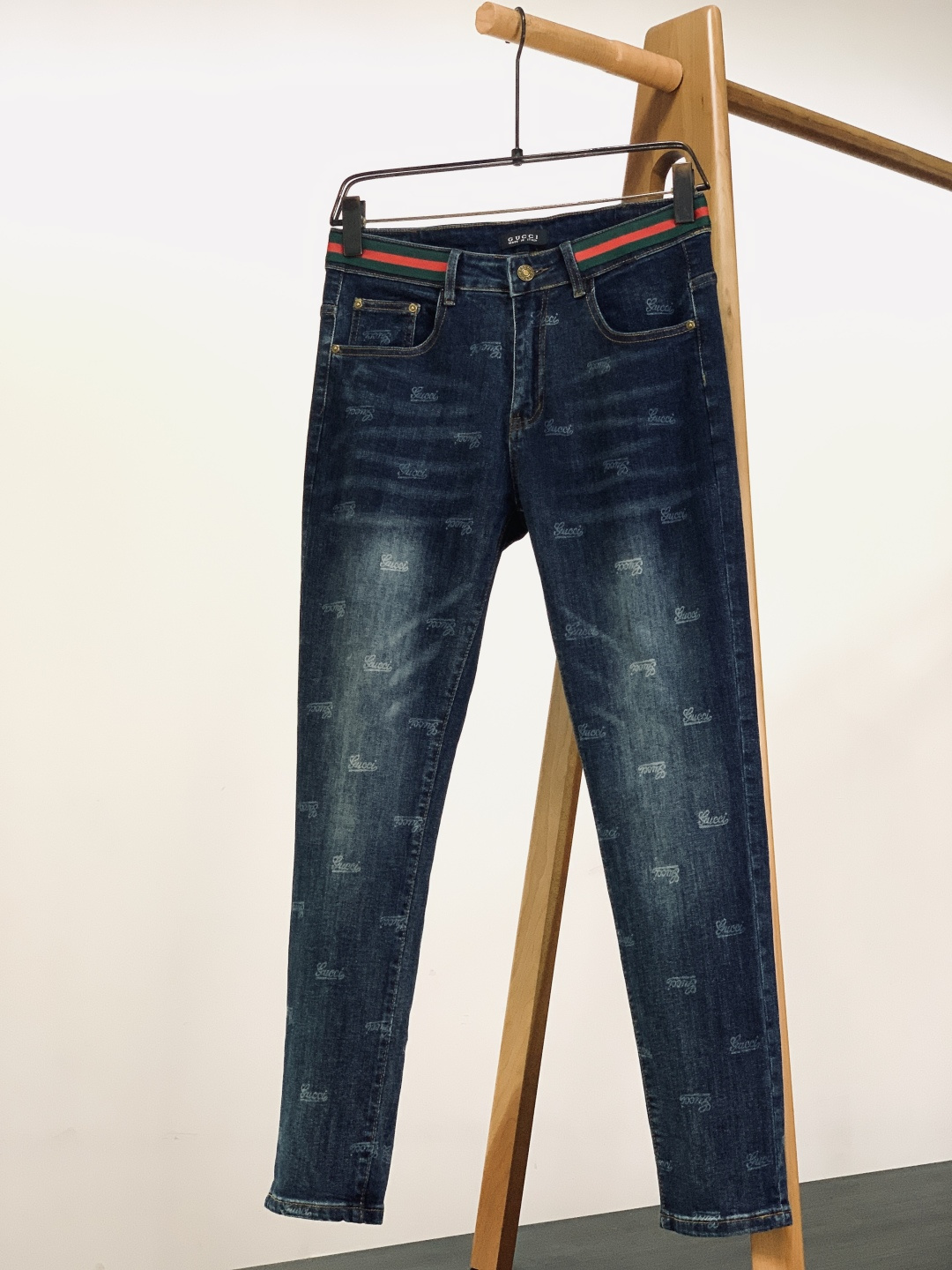 Gucci 古驰 2025FW秋冬新品 织带单宁牛仔裤。选用高密重磅丹宁面料，经复古石洗工艺处理，形成自