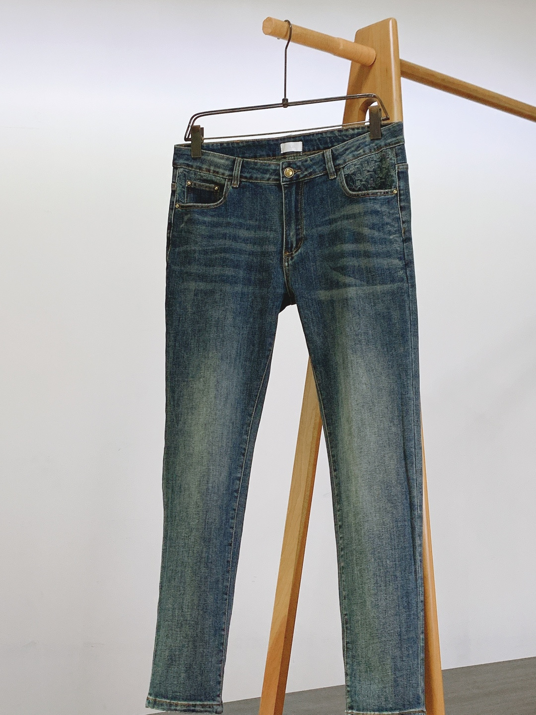 Dior Homme 迪奥·桀傲 2025FW秋冬新品 高级时装感 进口牛仔面料 , 洗水牛仔裤。面料很