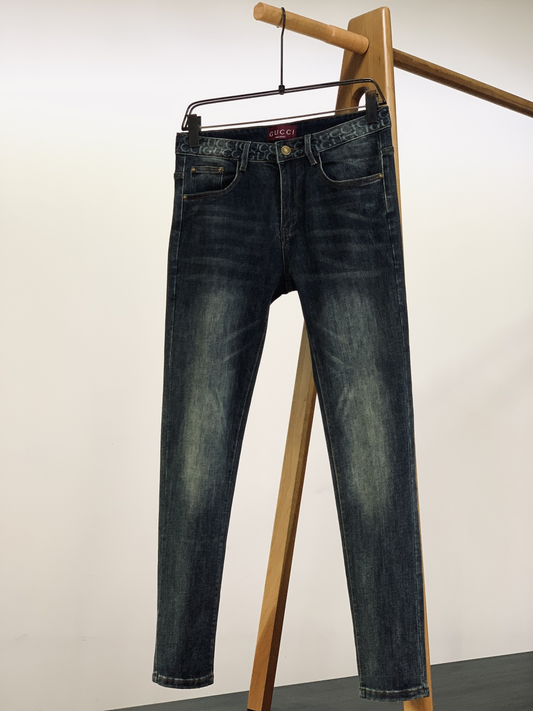 Gucci 古驰 2025FW秋冬新品 经典单宁牛仔裤。采用高密丹宁面料，经复古水洗工艺打造出做旧渐变纹
