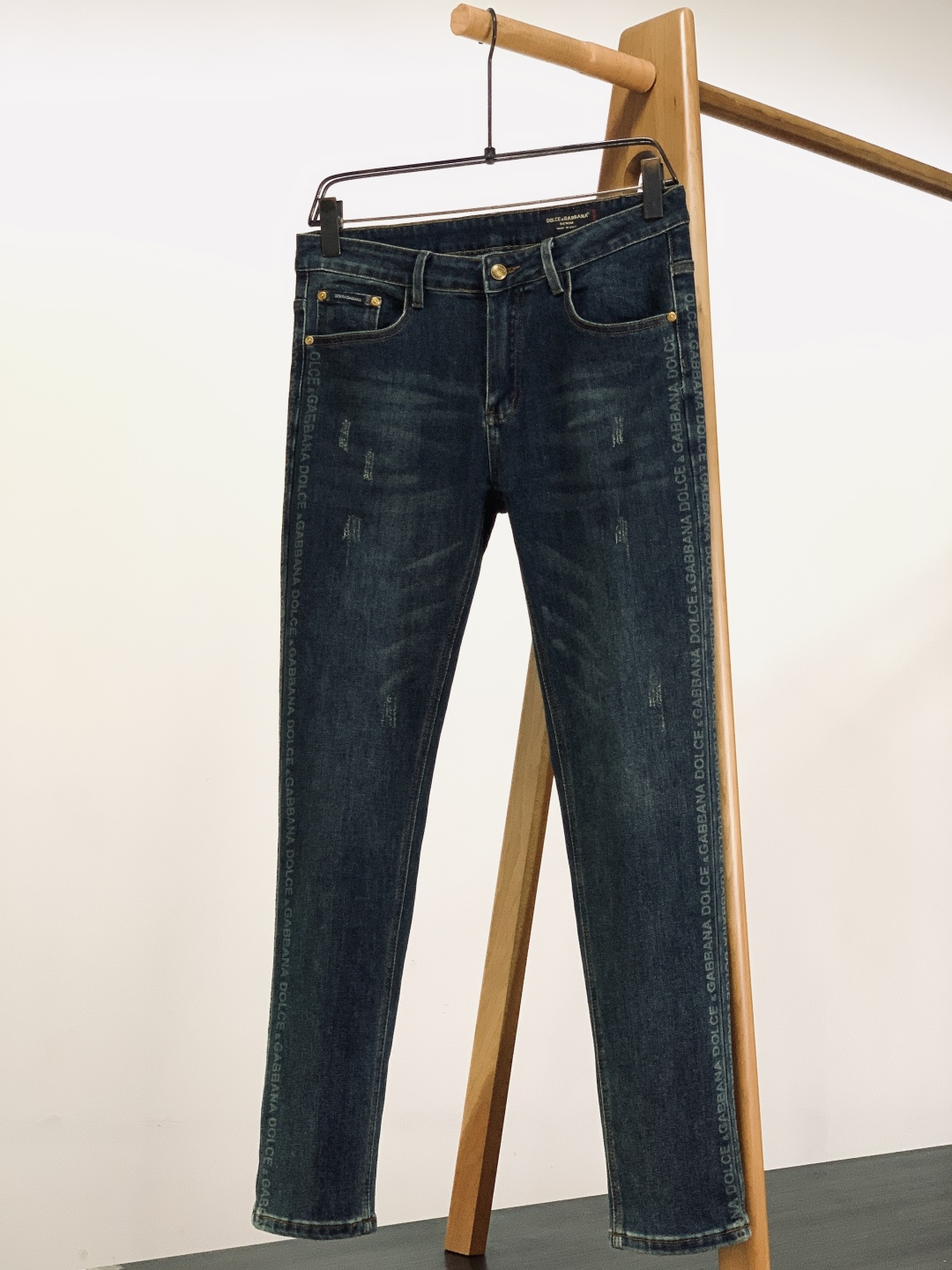 DOLCE&GABBANA 杜嘉班纳2025FW秋冬新品 经典单宁牛仔裤。采用高密丹宁面料，经复古水洗与