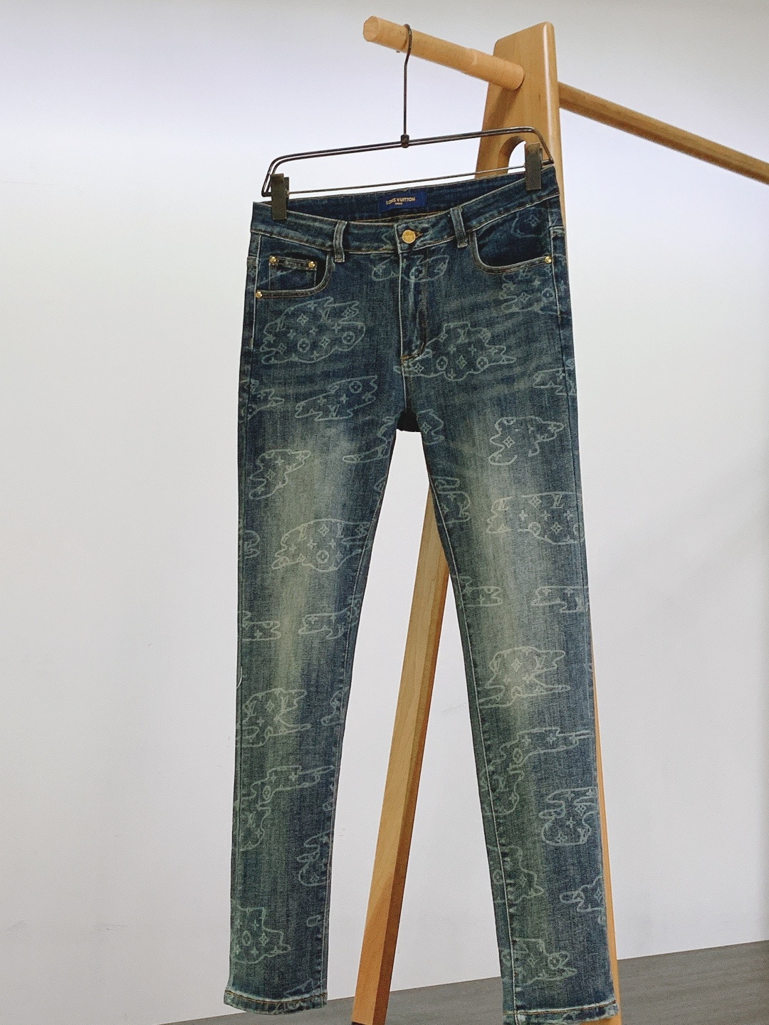 LouisVuitton 路易威登 2025FW秋冬新品 印花单宁牛仔裤。甄选优质高密丹宁布，经多道水洗