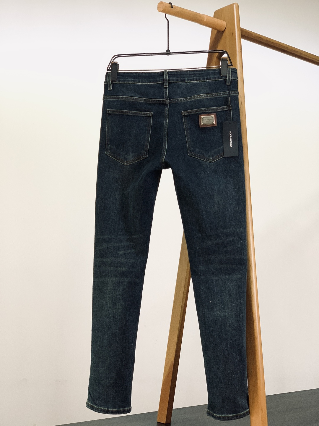 DOLCE&GABBANA 杜嘉班纳2025FW秋冬新品 经典单宁牛仔裤。采用高密丹宁面料，经复古水洗与