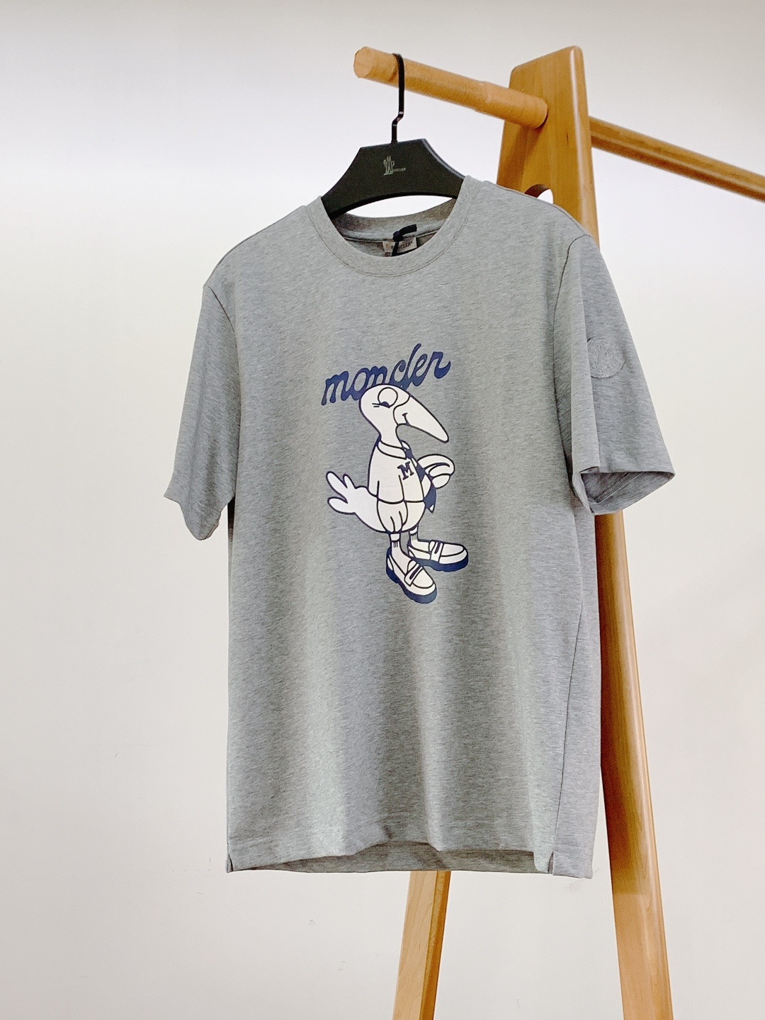 Moncler 蒙口 2026SS早春新品 卡通图案短袖T恤。采用高支精梳棉混纺面料，触感软糯亲肤，透气