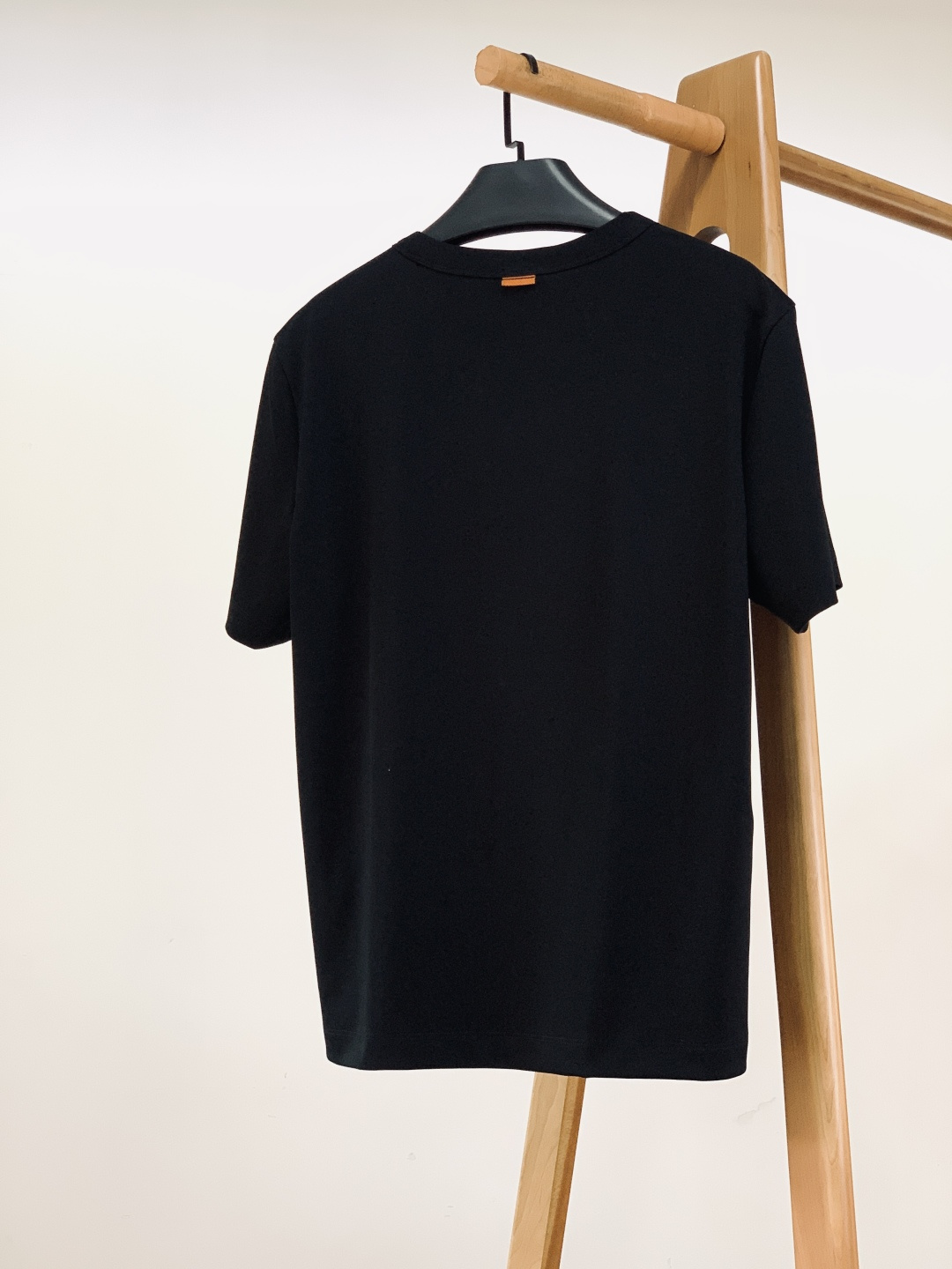 Ermenegildo Zegna 杰尼亚 2026SS早春新品 经典黑白纯色短袖T恤。采用葡萄牙产10