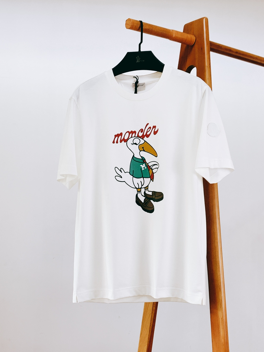 Moncler 蒙口 2026SS早春新品 卡通图案短袖T恤。采用高支精梳棉混纺面料，触感软糯亲肤，透气