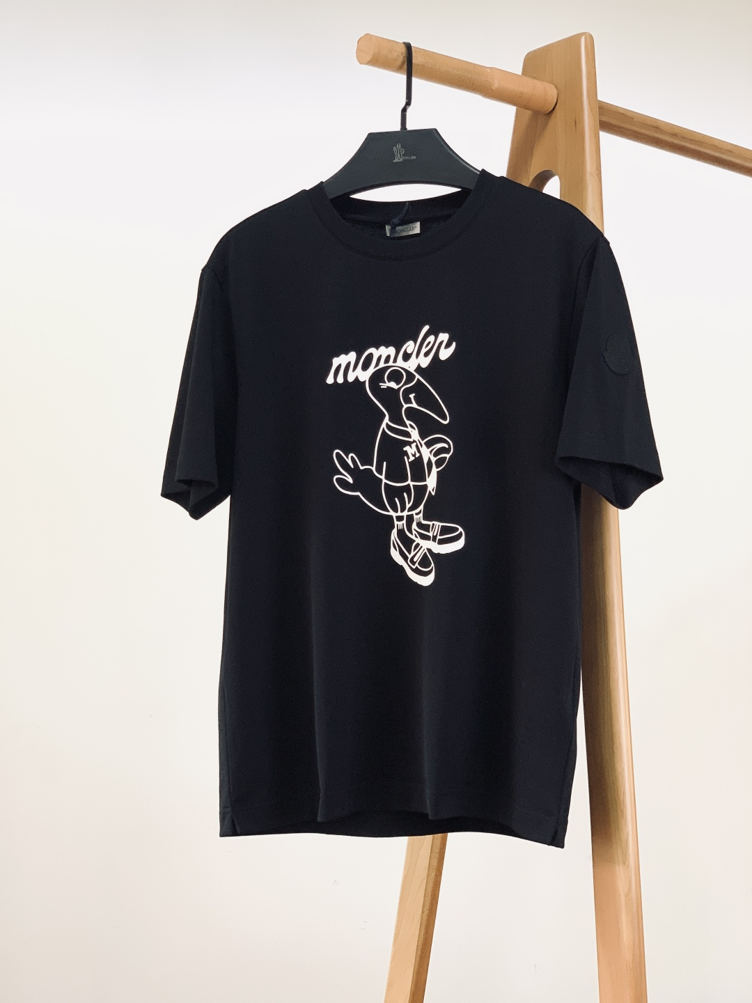 Moncler 蒙口 2026SS早春新品 卡通图案短袖T恤。采用高支精梳棉混纺面料，触感软糯亲肤，透气