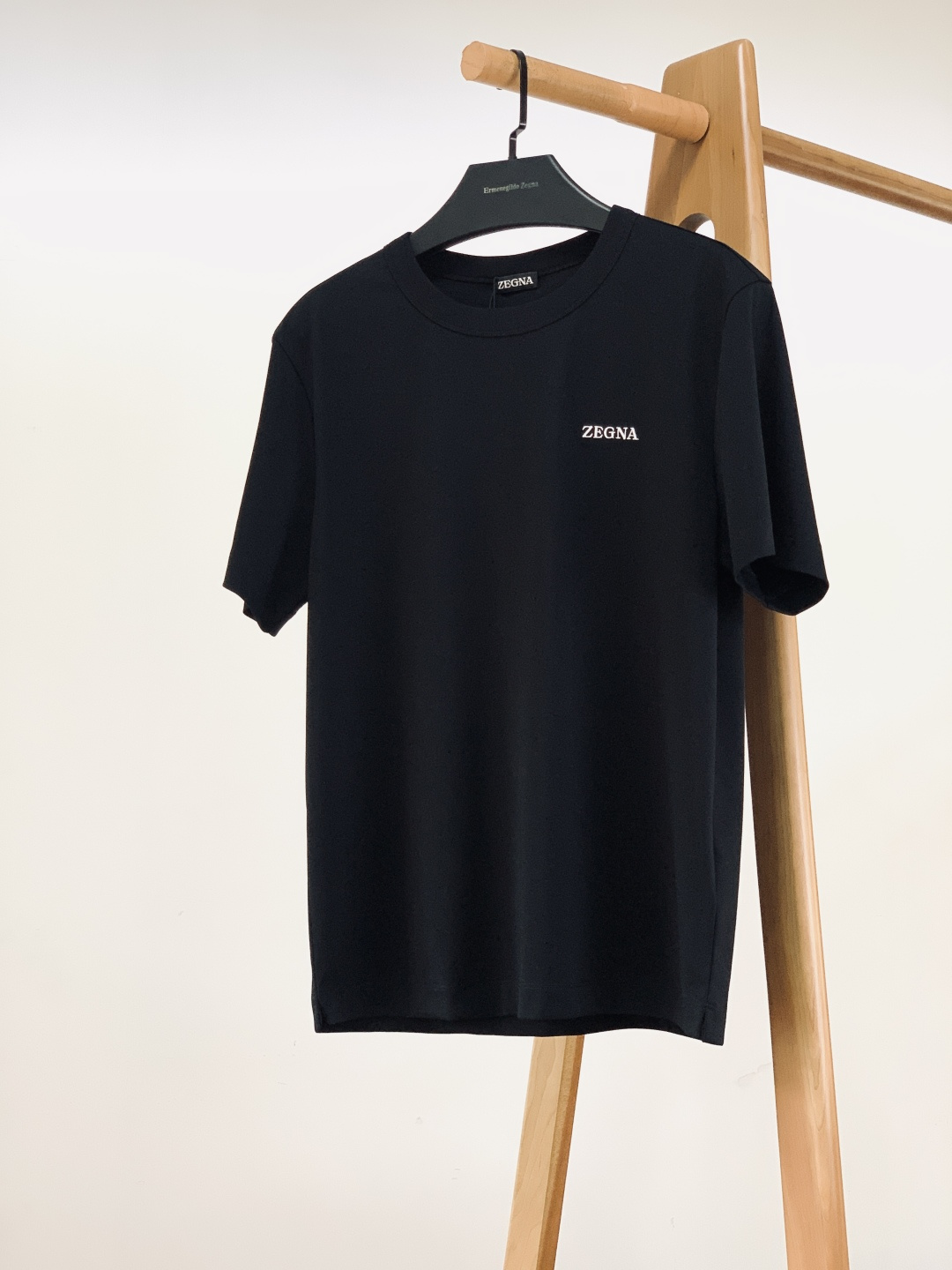 Ermenegildo Zegna 杰尼亚 2026SS早春新品 经典黑白纯色短袖T恤。采用葡萄牙产10