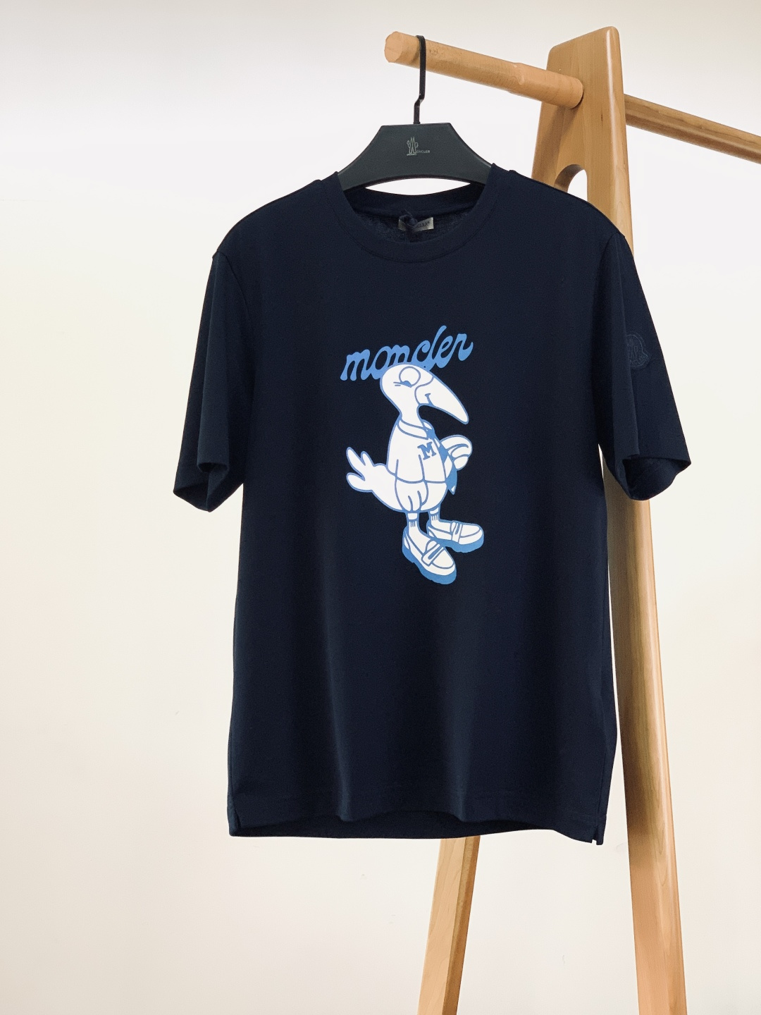 Moncler 蒙口 2026SS早春新品 卡通图案短袖T恤。采用高支精梳棉混纺面料，触感软糯亲肤，透气