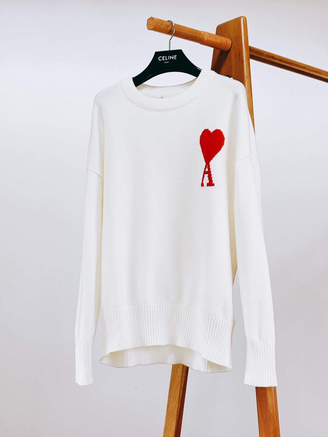 Ami Alexandre Mattiussi 纯色法系桃心❤️套头针织衫，甄选优质羊毛混纺打造，质地细