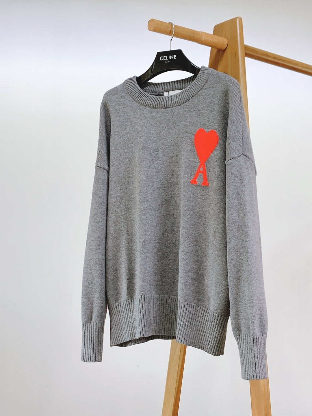 Ami Alexandre Mattiussi 纯色法系桃心❤️套头针织衫，甄选优质羊毛混纺打造，质地细