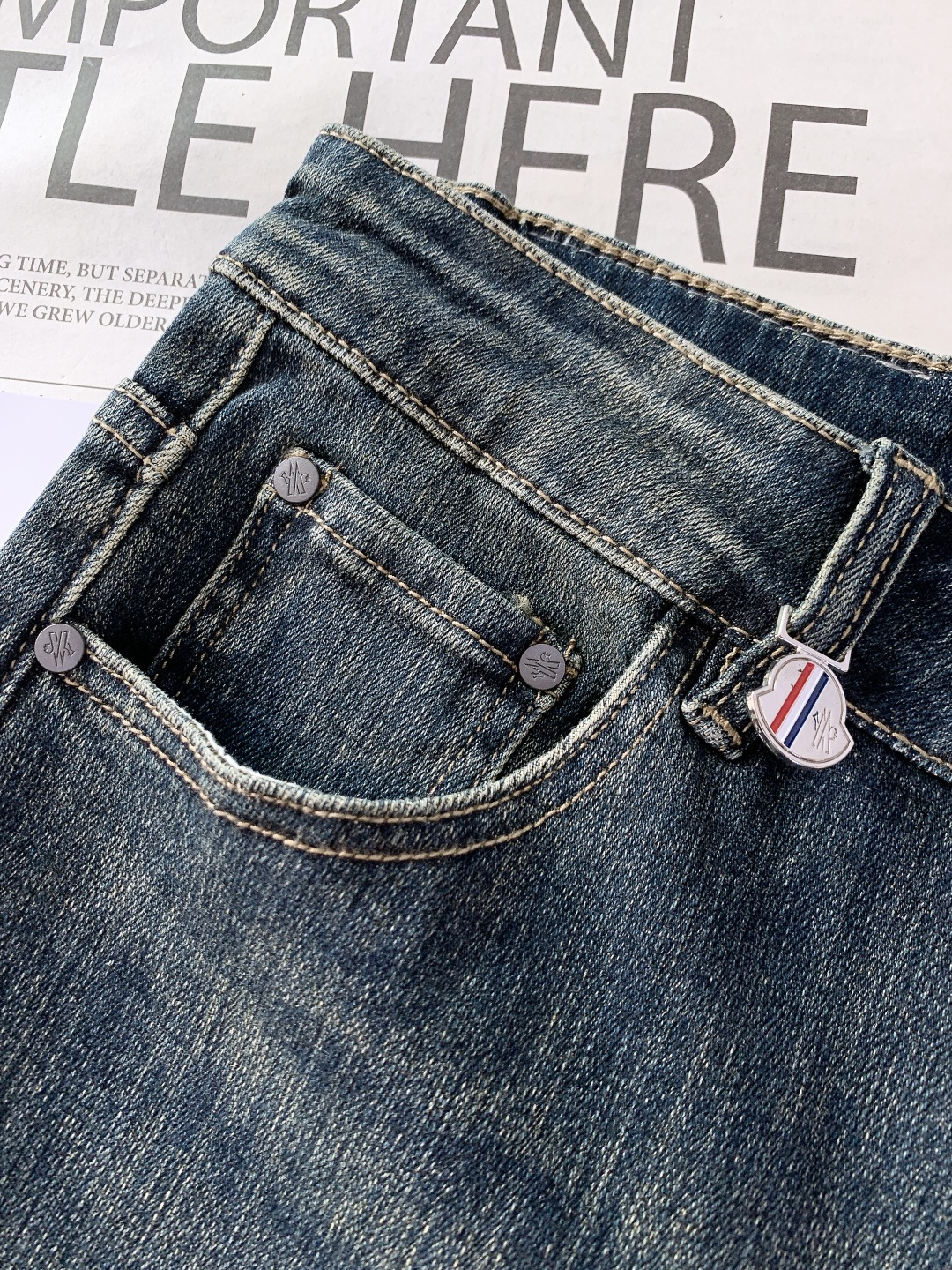 Moncler 蒙口 2025FW秋冬新品 高级时装感 进口牛仔面料 , 洗水牛仔裤。面料很特殊，超细精