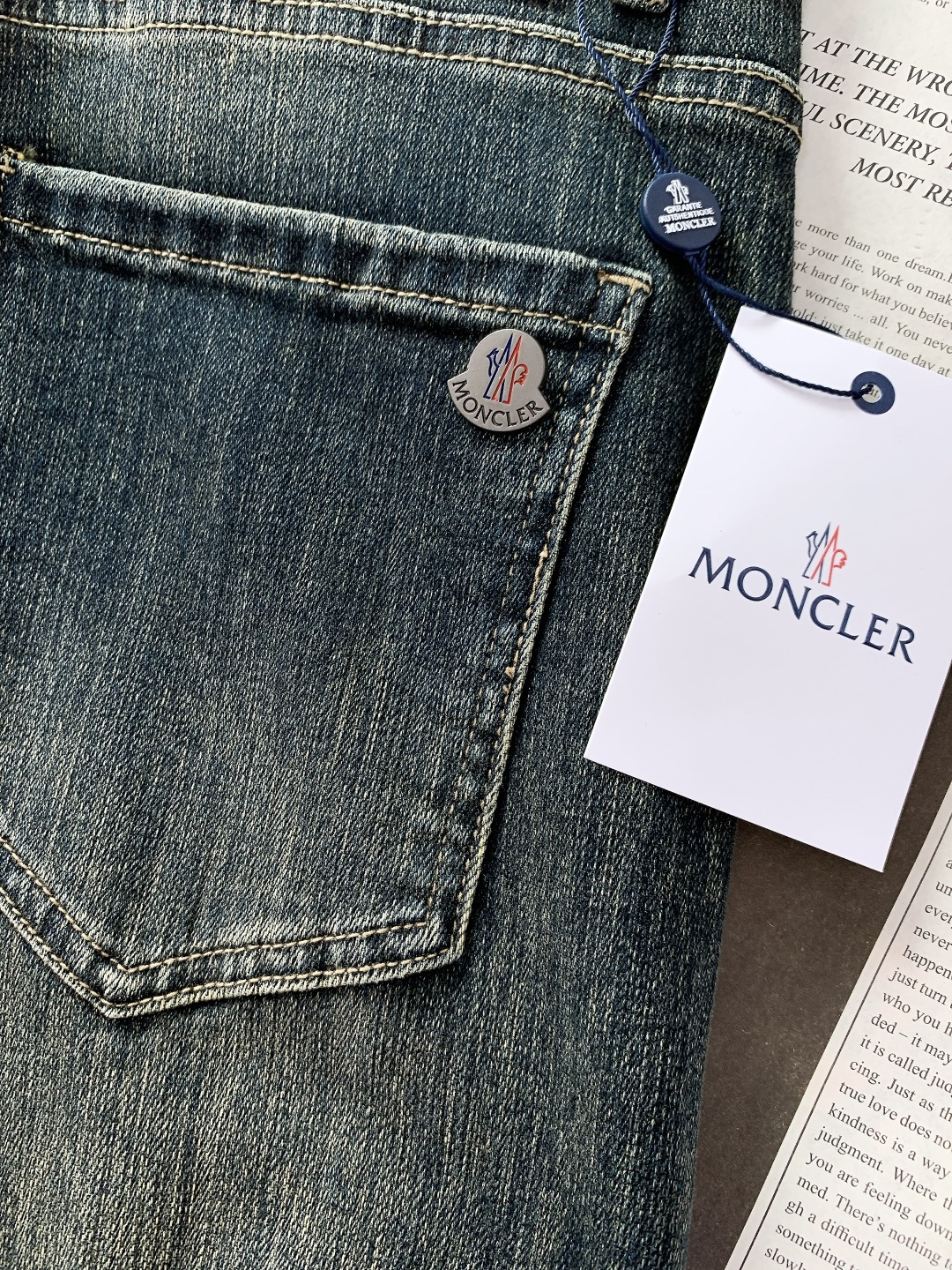 Moncler 蒙口 2025FW秋冬新品 高级时装感 进口牛仔面料 , 洗水牛仔裤。面料很特殊，超细精