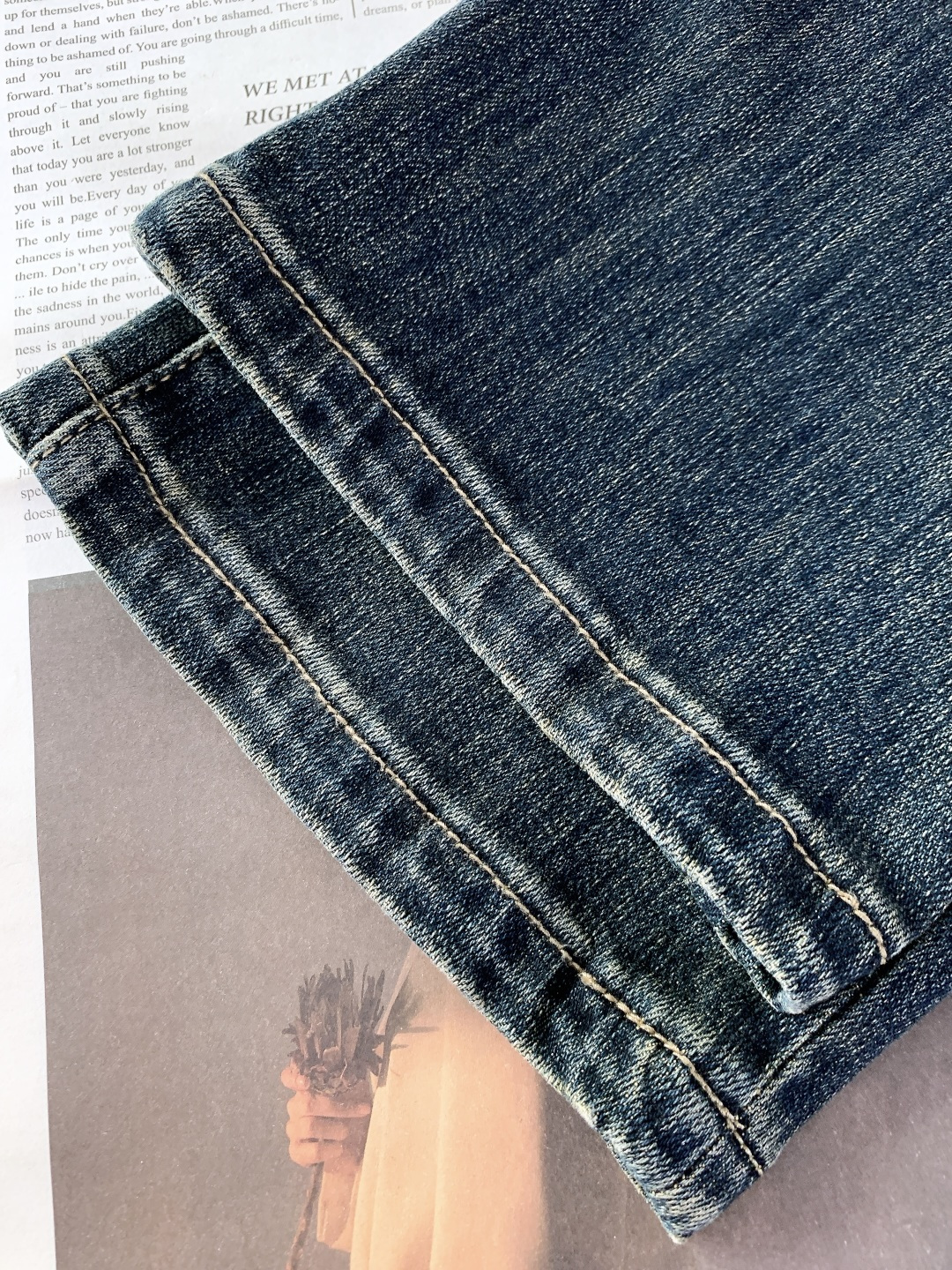 Moncler 蒙口 2025FW秋冬新品 高级时装感 进口牛仔面料 , 洗水牛仔裤。面料很特殊，超细精