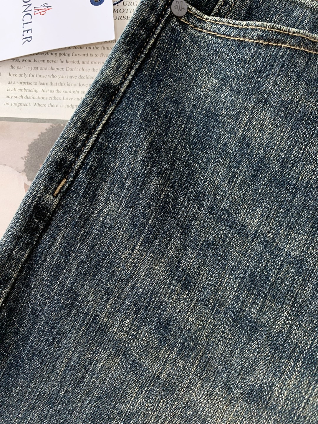 Moncler 蒙口 2025FW秋冬新品 高级时装感 进口牛仔面料 , 洗水牛仔裤。面料很特殊，超细精