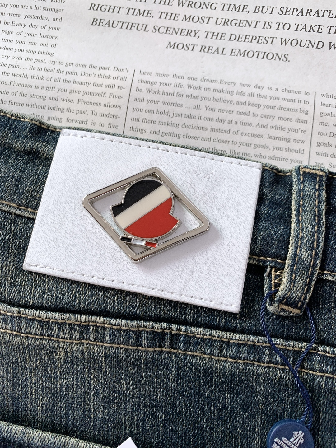 Moncler 蒙口 2025FW秋冬新品 高级时装感 进口牛仔面料 , 洗水牛仔裤。面料很特殊，超细精