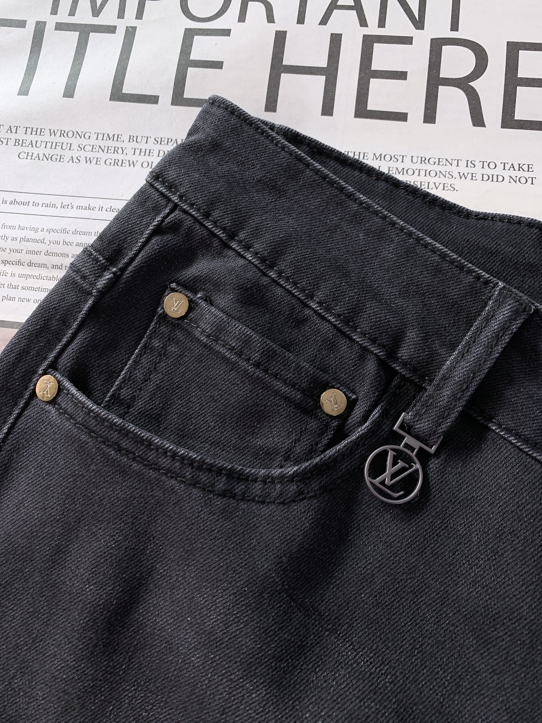 LouisVuitton 路易威登 2025FW秋冬新品 高级时装感 进口牛仔面料 , 洗水牛仔裤。面料