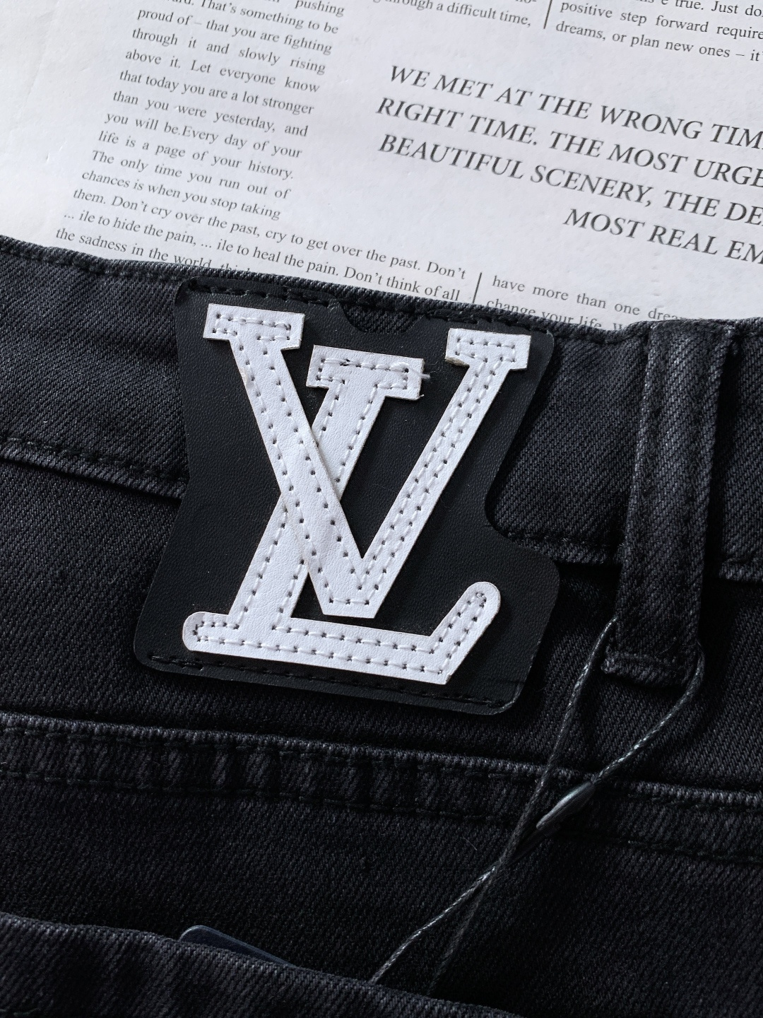 LouisVuitton 路易威登 2025FW秋冬新品 高级时装感 进口牛仔面料 , 洗水牛仔裤。面料