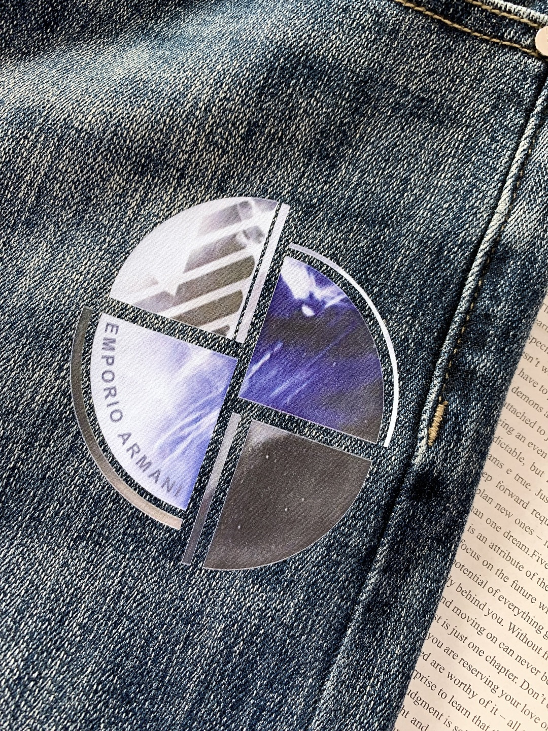 EmPorio Armani 阿玛尼 2025FW秋冬新品 高级时装感 进口牛仔面料 , 洗水牛仔裤。面