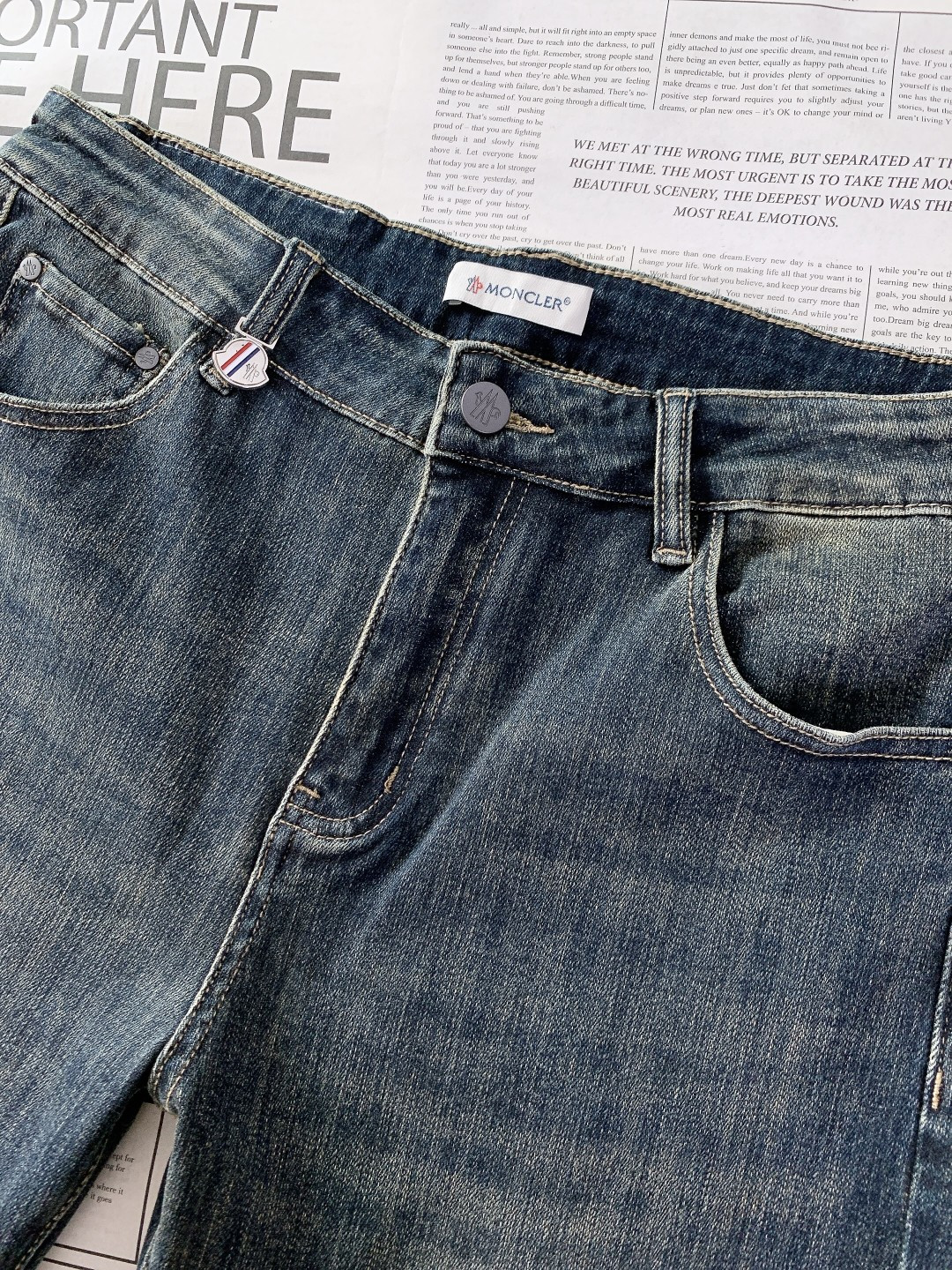 Moncler 蒙口 2025FW秋冬新品 高级时装感 进口牛仔面料 , 洗水牛仔裤。面料很特殊，超细精