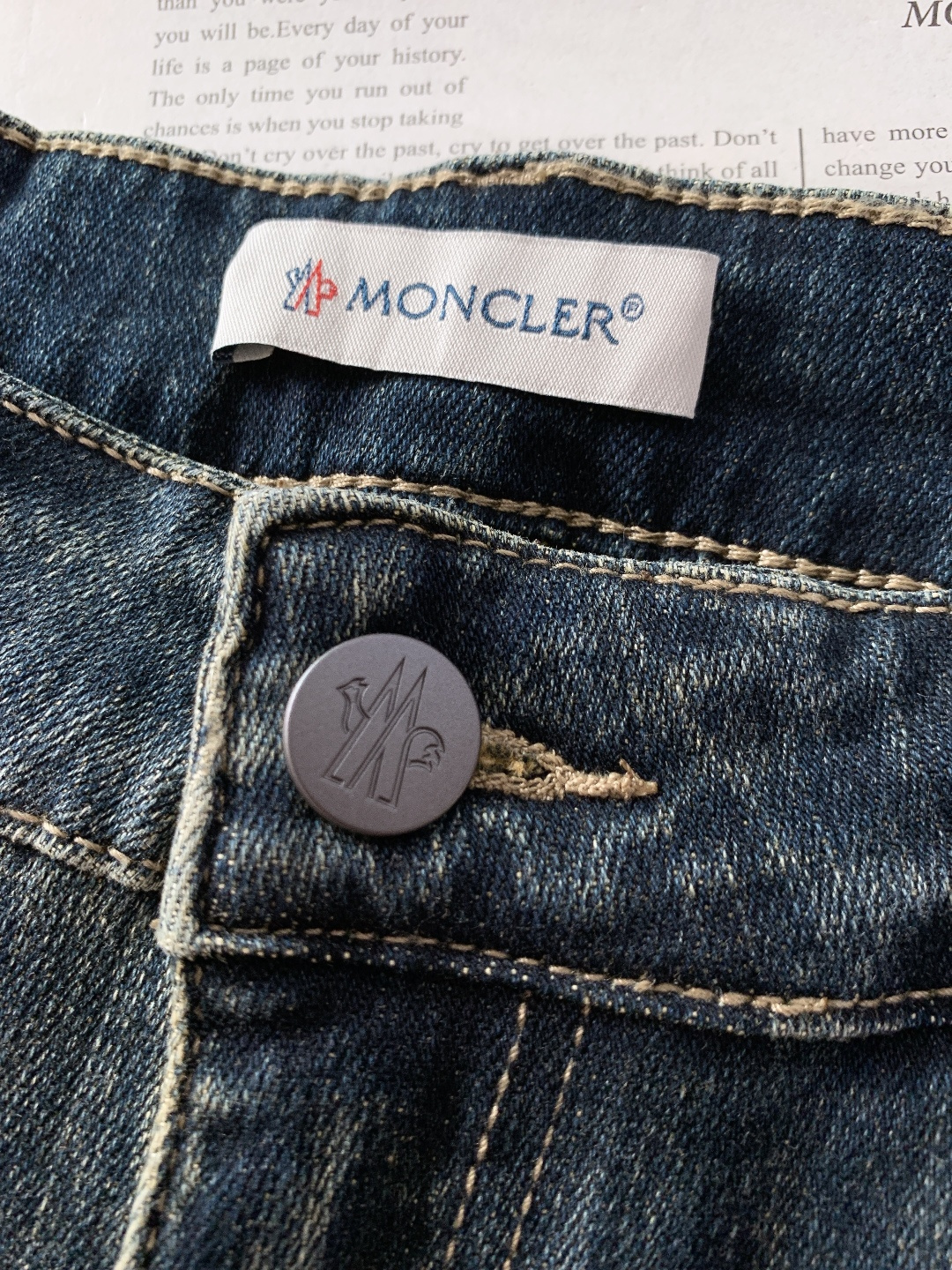 Moncler 蒙口 2025FW秋冬新品 高级时装感 进口牛仔面料 , 洗水牛仔裤。面料很特殊，超细精