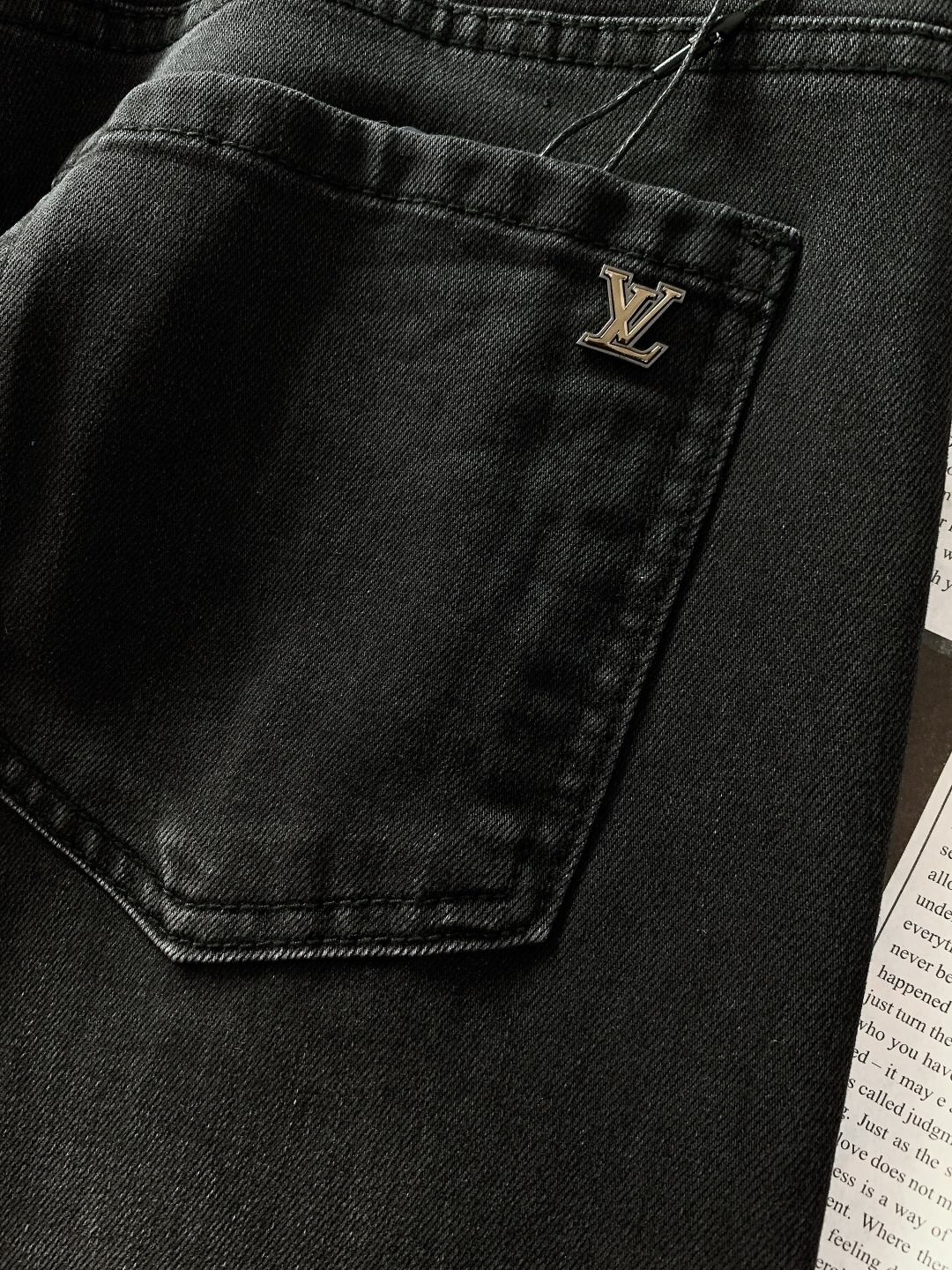 LouisVuitton 路易威登 2025FW秋冬新品 高级时装感 进口牛仔面料 , 洗水牛仔裤。面料