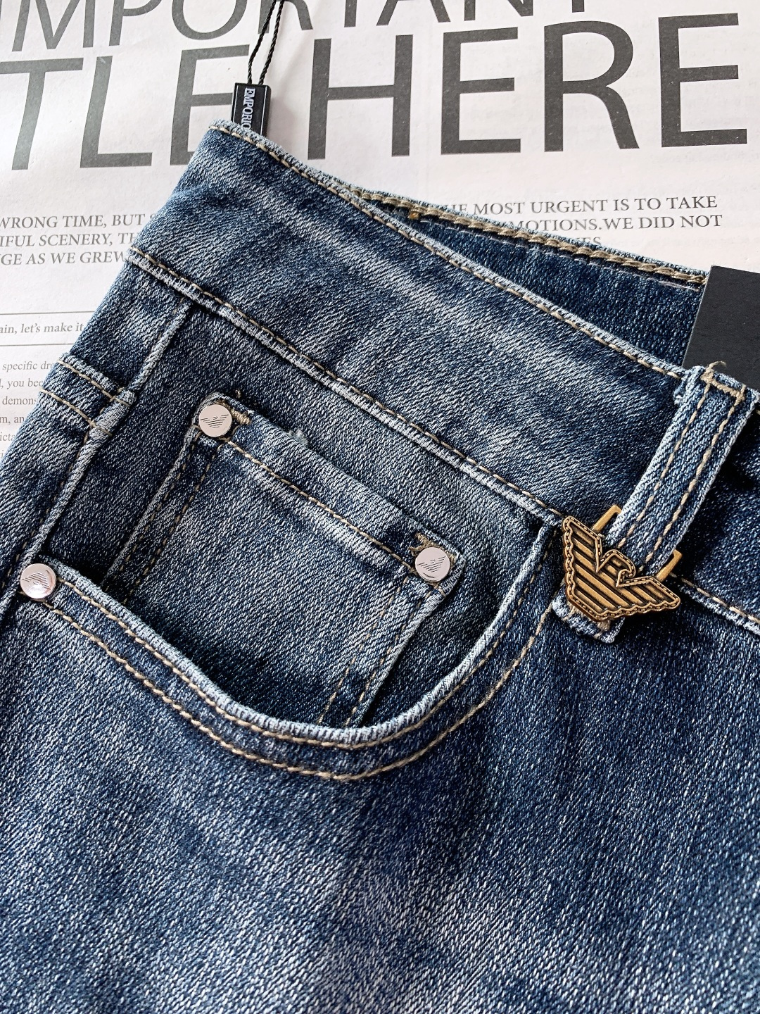 EmPorio Armani 阿玛尼 2025FW秋冬新品 高级时装感 进口牛仔面料 , 洗水牛仔裤。面