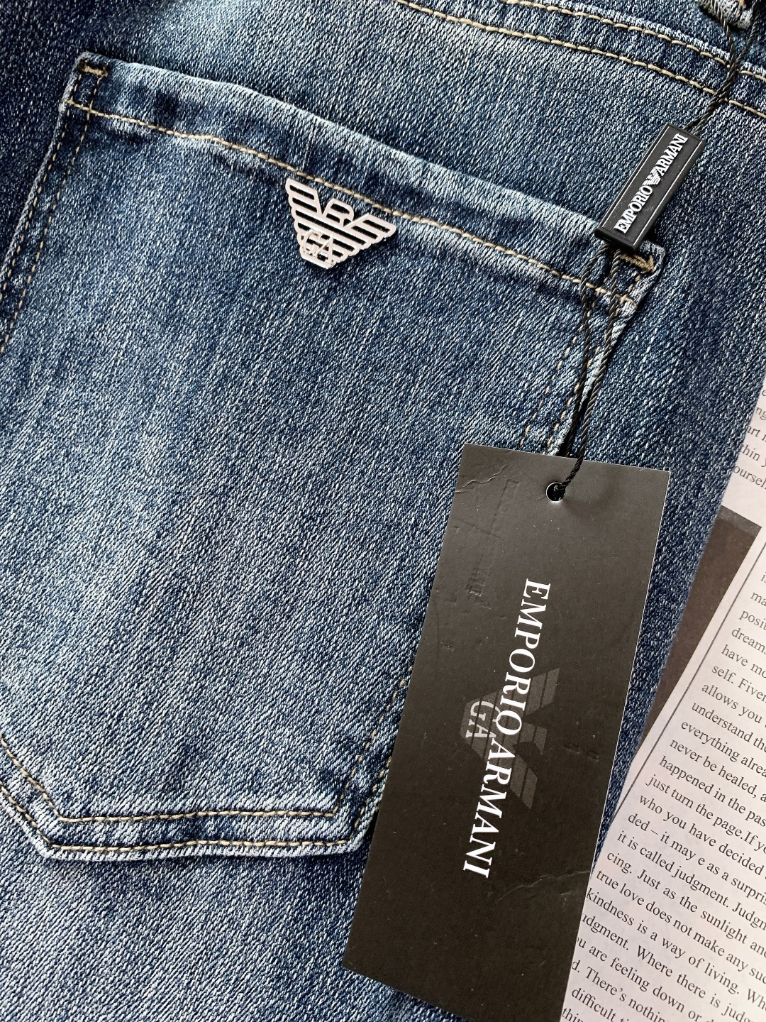 EmPorio Armani 阿玛尼 2025FW秋冬新品 高级时装感 进口牛仔面料 , 洗水牛仔裤。面