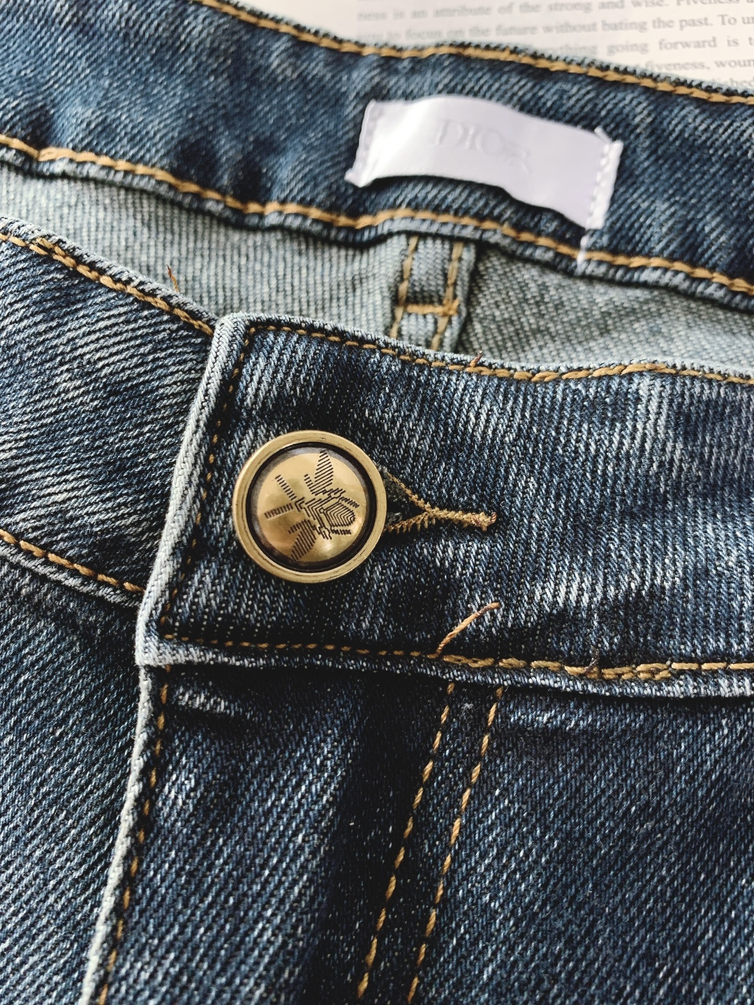 Dior Homme 迪奥·桀傲 2025FW秋冬新品 高级时装感 进口牛仔面料 , 洗水牛仔裤。面料很