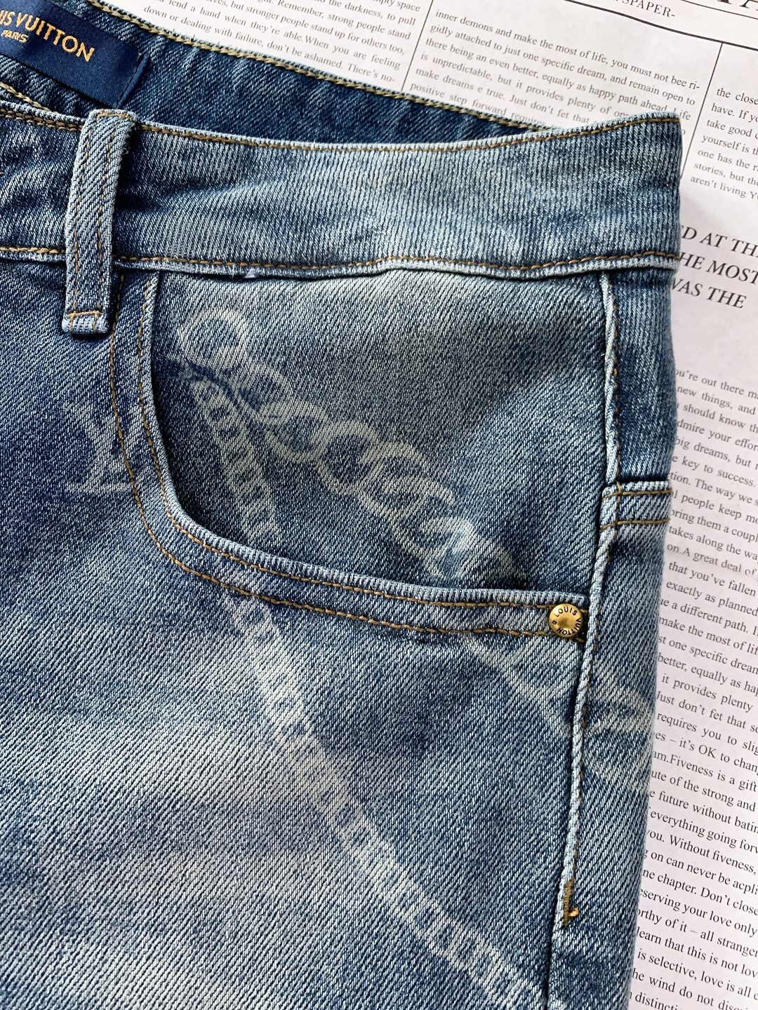 LouisVuitton 路易威登 2025FW秋冬新品 印花单宁牛仔裤。甄选优质高密丹宁布，经多道水洗