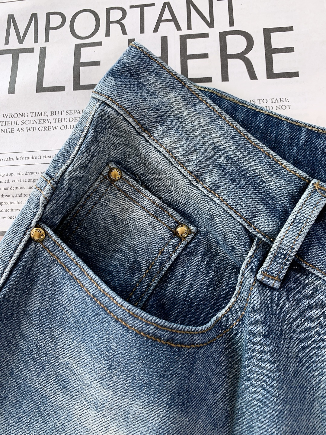 LouisVuitton 路易威登 2025FW秋冬新品 印花单宁牛仔裤。甄选优质高密丹宁布，经多道水洗
