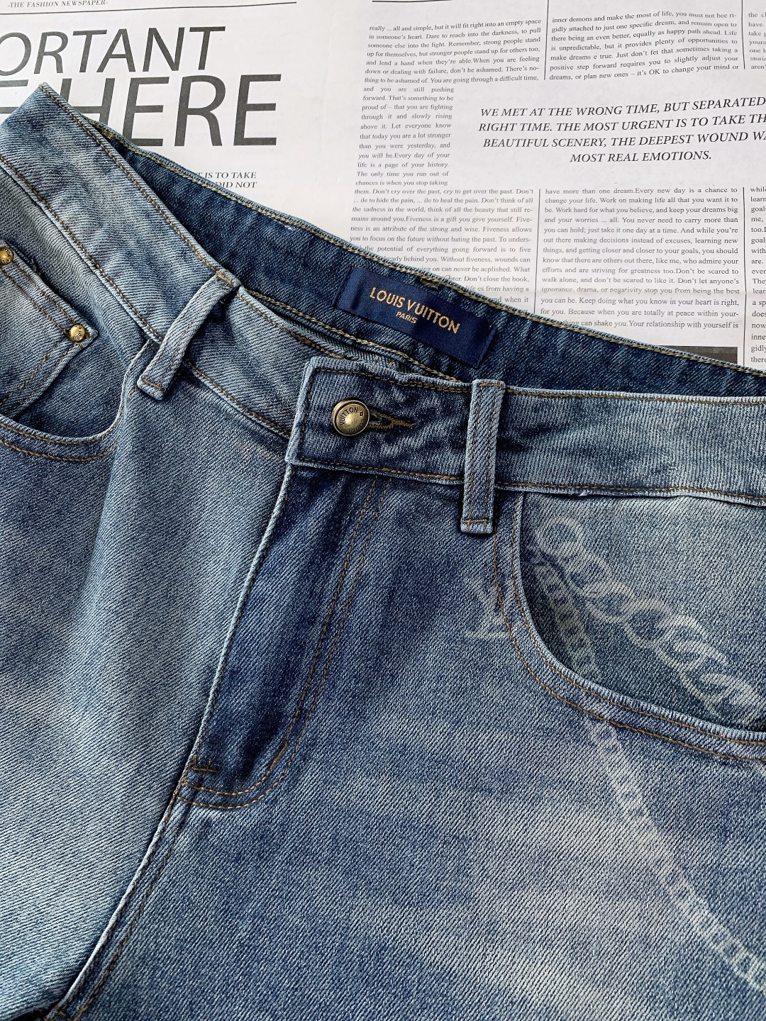 LouisVuitton 路易威登 2025FW秋冬新品 印花单宁牛仔裤。甄选优质高密丹宁布，经多道水洗