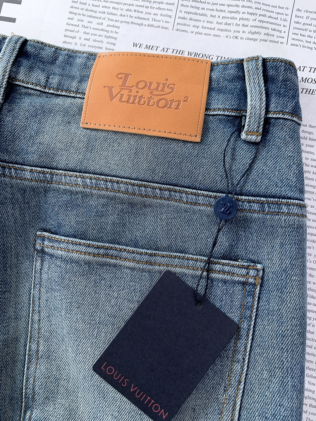 LouisVuitton 路易威登 2025FW秋冬新品 印花单宁牛仔裤。甄选优质高密丹宁布，经多道水洗