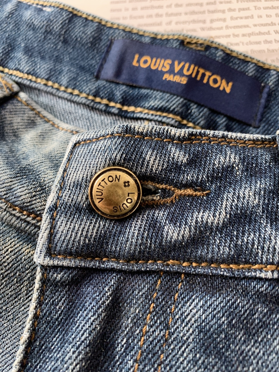 LouisVuitton 路易威登 2025FW秋冬新品 印花单宁牛仔裤。甄选优质高密丹宁布，经多道水洗