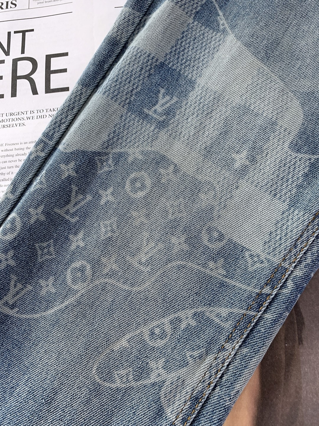 LouisVuitton 路易威登 2025FW秋冬新品 印花单宁牛仔裤。甄选优质高密丹宁布，经多道水洗