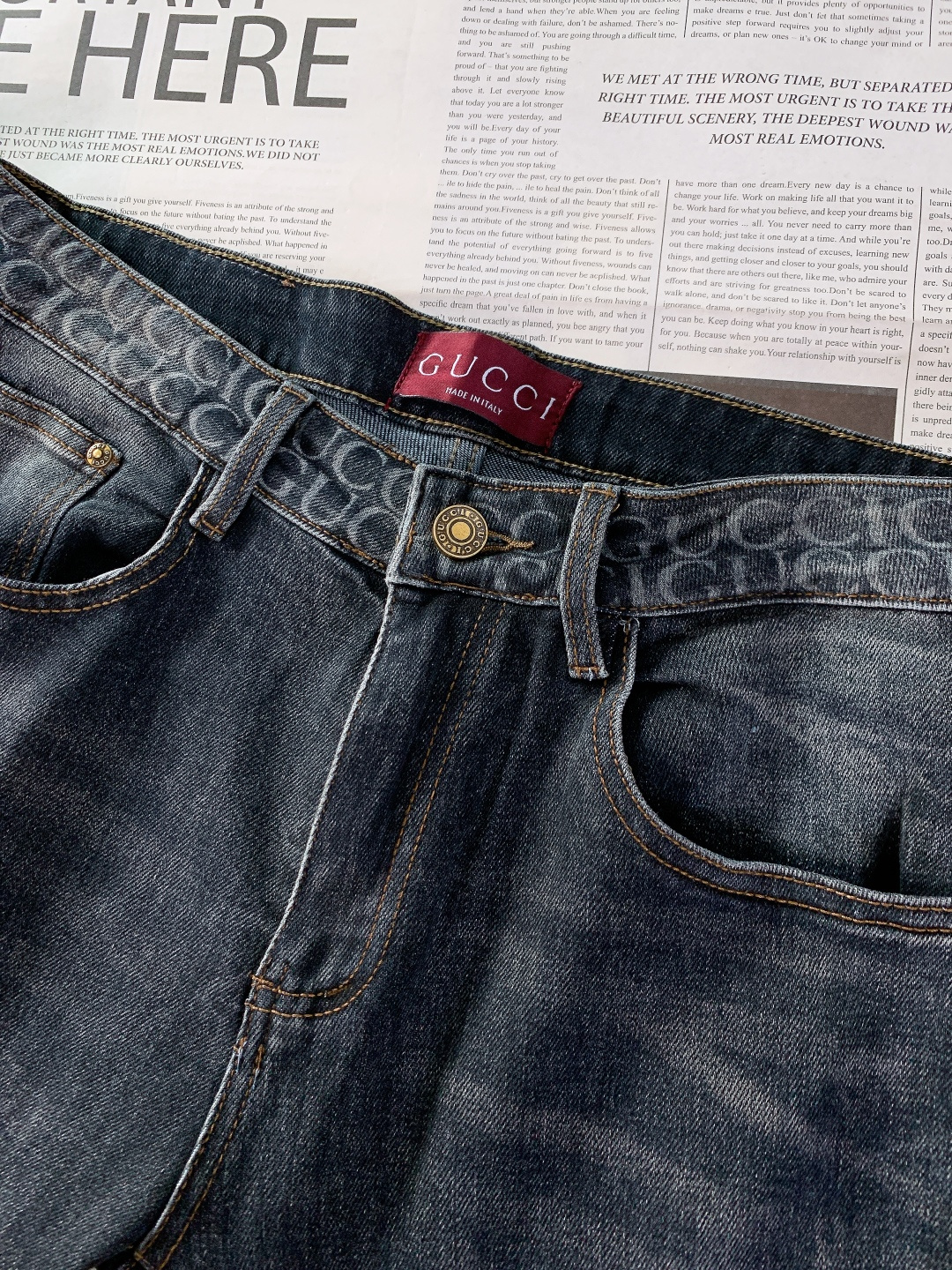 Gucci 古驰 2025FW秋冬新品 经典单宁牛仔裤。采用高密丹宁面料，经复古水洗工艺打造出做旧渐变纹