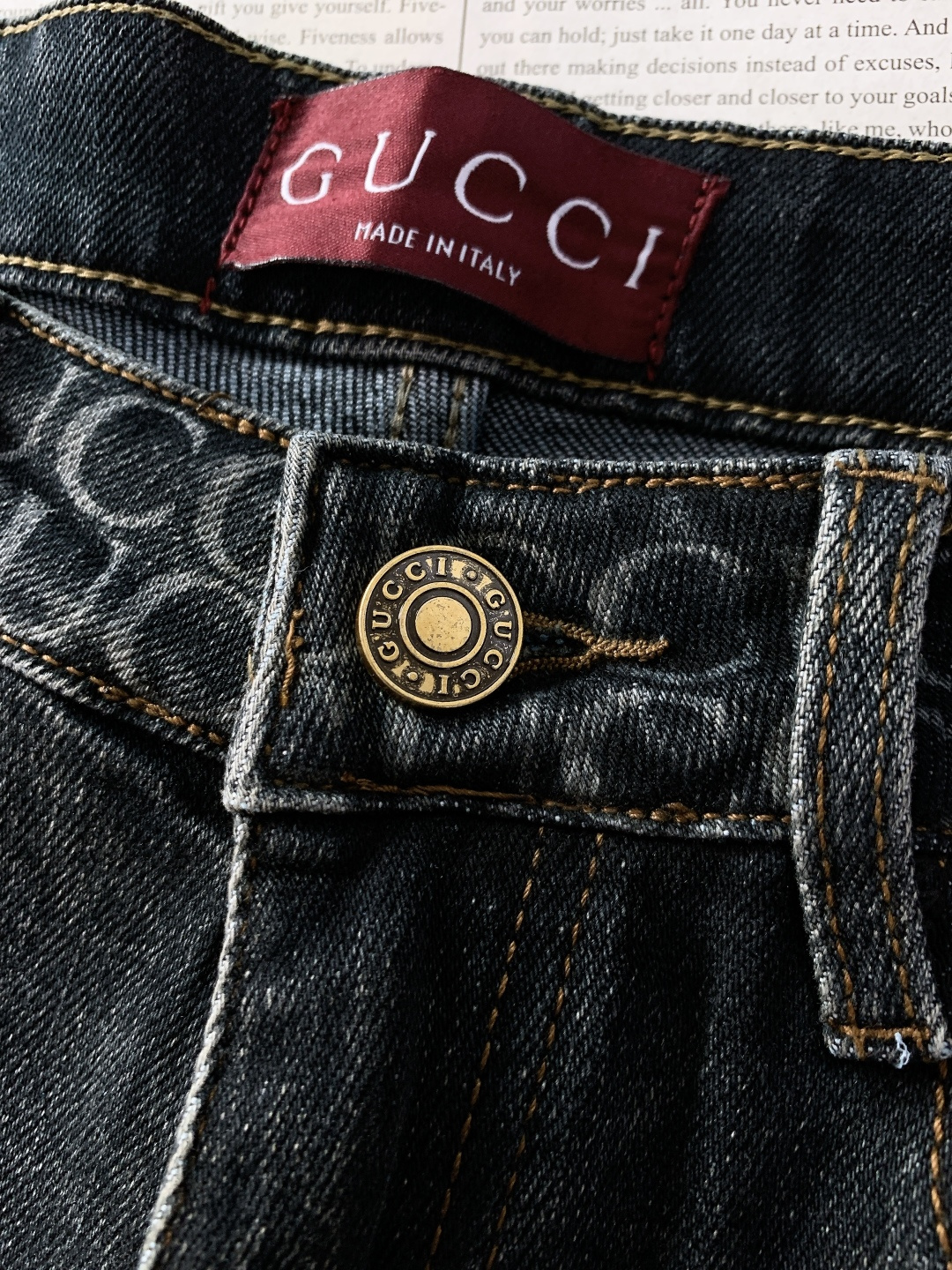 Gucci 古驰 2025FW秋冬新品 经典单宁牛仔裤。采用高密丹宁面料，经复古水洗工艺打造出做旧渐变纹