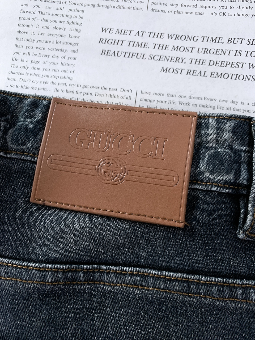Gucci 古驰 2025FW秋冬新品 经典单宁牛仔裤。采用高密丹宁面料，经复古水洗工艺打造出做旧渐变纹